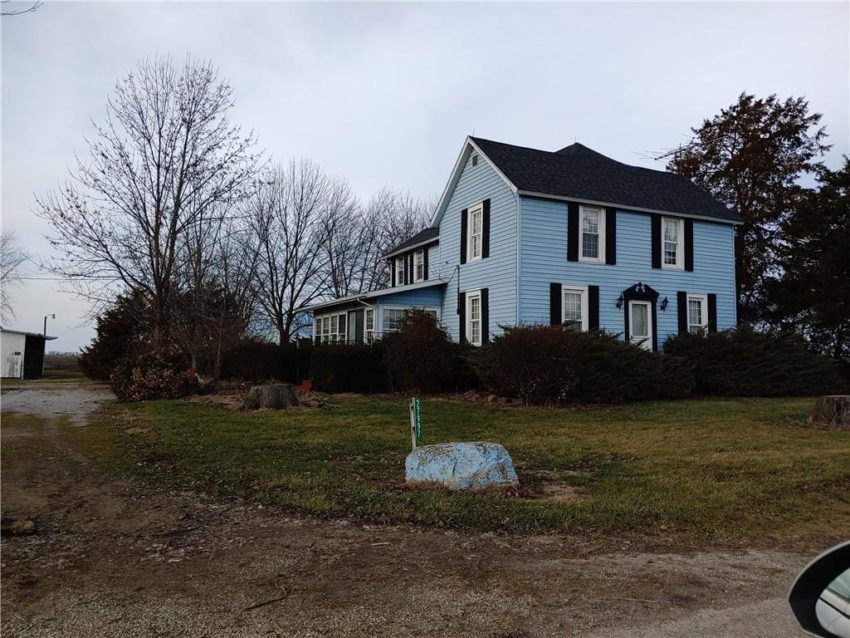 c.1910 Illinois Farmhouse For Sale w/4.5 Acres, Barn Under 50K Off