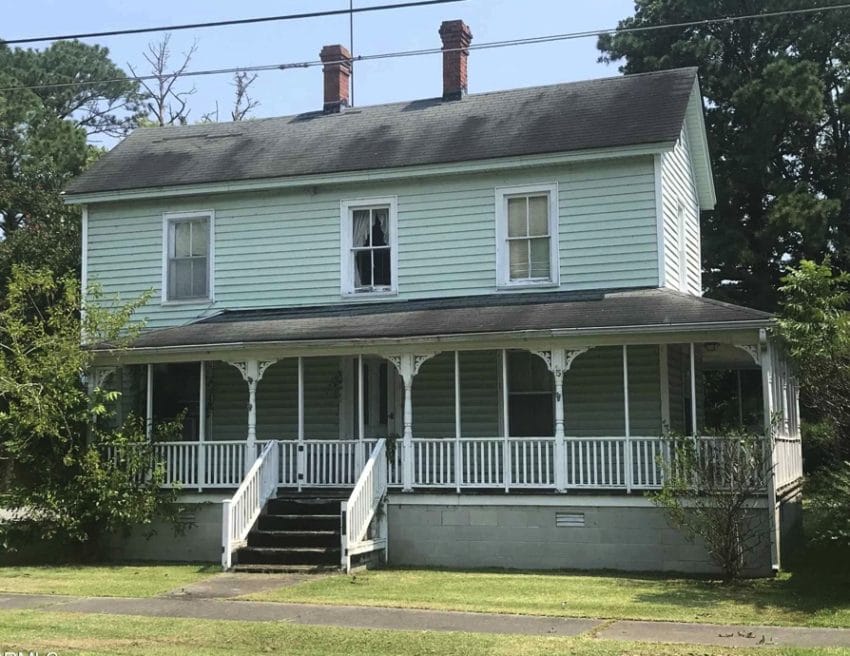 Under 100K Sunday c.1906 Fixer Upper For Sale in Belhaven, NC Under