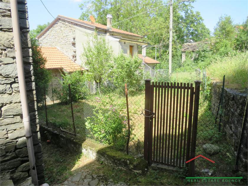 stone house for sale in Italy