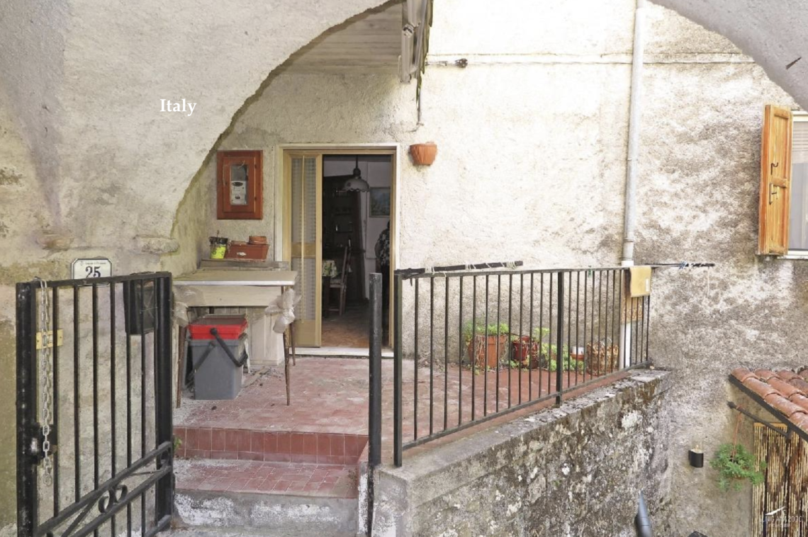 stone house for sale in Tuscany Italy